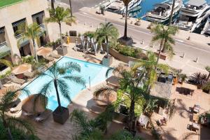 an overhead view of a swimming pool with palm trees at Riviera Marriott Hotel La Porte De Monaco in Cap d'Ail