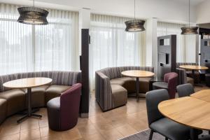 Posezení v ubytování Courtyard by Marriott Chicago Waukegan / Gurnee