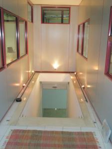 サバデイにあるTessasapartments Sabadell 2の客室内の照明付きスイミングプール