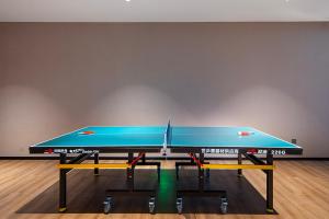 Stolní tenis v ubytování Days Hotel by Wyndham Chengdu Wenjiang nebo okolí