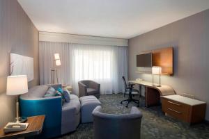 Posezení v ubytování Courtyard by Marriott Scranton Montage Mountain