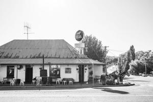 DaltonOn Chapel St, The Royal Hotel Dalton的前面有马的加油站 更多10张照片