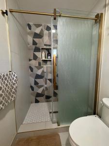 Ένα μπάνιο στο Cozy and Bright Guest Suite in Heart of Sunnyvale +1 φωτογραφίες