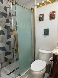 Ένα μπάνιο στο Cozy and Bright Guest Suite in Heart of Sunnyvale