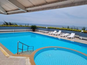 Bazén v ubytování Avatara A condominium B61 with sea view nebo v jeho okolí