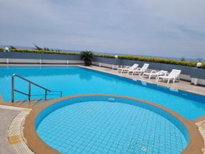 Bazén v ubytování Avatara A condominium B61 with sea view nebo v jeho okolí