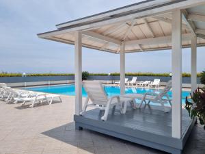 Bazén v ubytování Avatara A condominium B61 with sea view nebo v jeho okolí