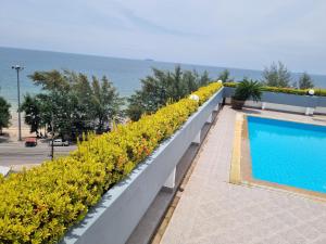 Bazén v ubytování Avatara A condominium B61 with sea view nebo v jeho okolí
