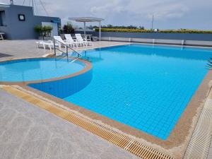 Bazén v ubytování Avatara A condominium B61 with sea view nebo v jeho okolí