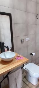 ein Badezimmer mit Waschbecken und Toilette in der Unterkunft Casa Quinta Búho Norte in Resistencia
