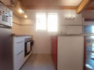 una cucina con un lavandino e una finestra di Studio terrasse climatisé VUE MER avec parking a Cardo Altre 12 foto