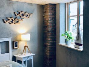 a bedroom with a wall with a starfish sculpture on the wall at Altstadthaus TimpeTe in Wismar