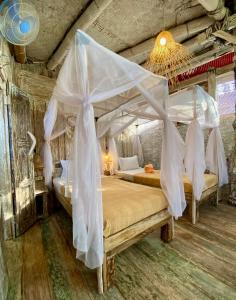 ein Schlafzimmer mit einem Himmelbett in der Unterkunft Funky Place in Lovina