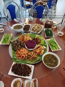 a table with a bunch of different types of food at Khu du lịch Đại Lâm in Thạch Thành +20 photos