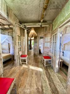 ein Zimmer mit zwei Betten und einem Kronleuchter in der Unterkunft Funky Place in Lovina