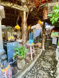 ein Zimmer mit einem Tisch und einem Baum in der Unterkunft Funky Place in Lovina + 46 Fotos