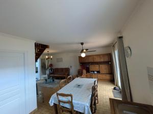 eine Küche und ein Wohnzimmer mit Tisch und Stühlen in der Unterkunft Maison de vacances 400 m de la plage et du port de la Turballe in La Turballe + 18 Fotos