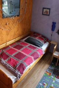ブットヤーディンゲンにあるUnterkunft BUNGALOW SEESTERN MIT WLANの鏡付きの部屋のベッド1台