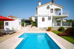 Bazén v ubytovaní Holiday house Nena with pool alebo v jeho blízkosti