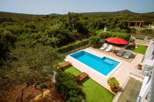 Bazén v ubytovaní Holiday house Nena with pool alebo v jeho blízkosti