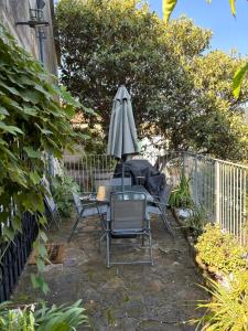 A garden outside Casa Relax, un uliveto sul mare.
