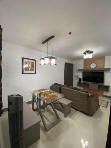 ein Wohnzimmer mit Sofa und Tisch in der Unterkunft Condominium Primavera Uptown in Cagayan de Oro