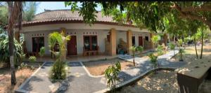 a small house with atropicaliterranean style house at DEWI HOTEL in Kuta Lombok +6 photos