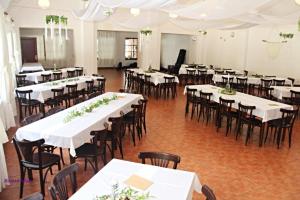 Reštaurácia alebo iné gastronomické zariadenie v ubytovaní Hotel Růžové údolí