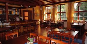 Reštaurácia alebo iné gastronomické zariadenie v ubytovaní Hotel Růžové údolí