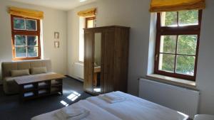 Posteľ alebo postele v izbe v ubytovaní Hotel Růžové údolí