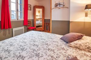 A bed or beds in a room at La Plus Petite Maison De France