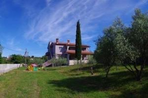 Un jardín fuera de Ferienwohnung "Nicolina" im Dorf Rakalj