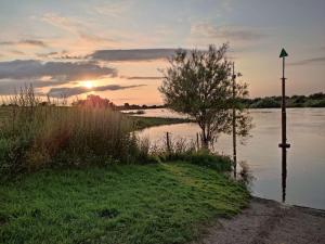 a pole in the middle of a body of water at Weit draußen und doch mittendrin im Apartment in Thedinghausen
