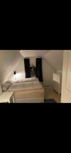 Postel nebo postele na pokoji v ubytování Unik Villa sentralt i Tromsø