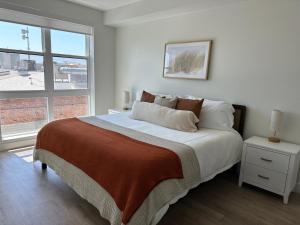 ロサンゼルスにあるCozy apartment in Hollywoodの大きなベッドと大きな窓のある寝室