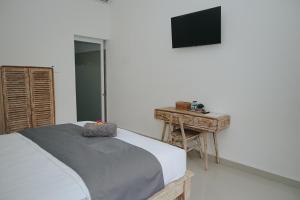 Uma TV ou centro de entretenimento em pondok arsa canggu