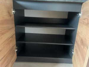 a black book shelf in a room at Einzelzimmer Deluxe in Münchenbernsdorf