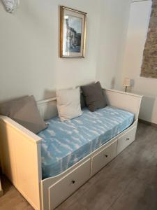 a bed with blue sheets and pillows in a room at B&B il gelsomino in Trarivi