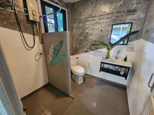 Ένα μπάνιο στο Feel home 1BR private house +4 φωτογραφίες