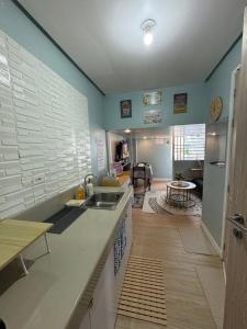 Η κουζίνα ή μικρή κουζίνα στο COSY BLU Staycation