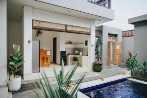 A piscina localizada em pondok arsa canggu ou nos arredores