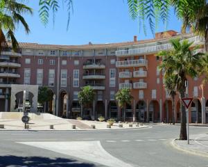 Tòa nhà nơi căn hộ tọa lạc