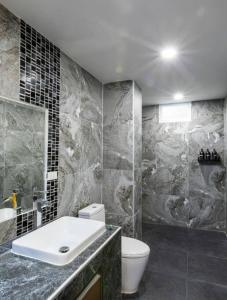 チェンマイにあるPasing Houseの洗面台とトイレ付きのバスルーム +16枚の写真