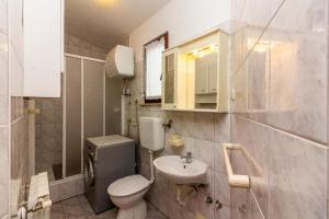 a small bathroom with a toilet and a sink at Ferienwohnung für zwei Personen in Fažana
