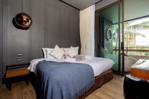 Llit o llits en una habitació de Spacious Pool Access Apartment with 2 BR - Rawai