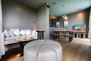 Zona d'estar a Spacious Pool Access Apartment with 2 BR - Rawai