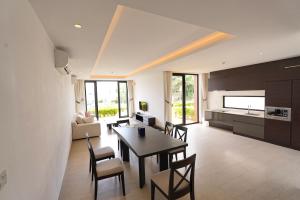 Køkken eller tekøkken på Biệt thự mặt tiền biển Saint Simeon Resort