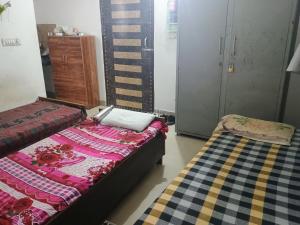 Rúm í herbergi á Shekhawat Hostel