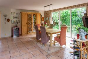 a dining room with a table and chairs at Niederrheinhaus in Rheinberg