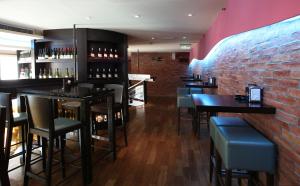 The lounge or bar area at Ramada Downtown Abu Dhabi